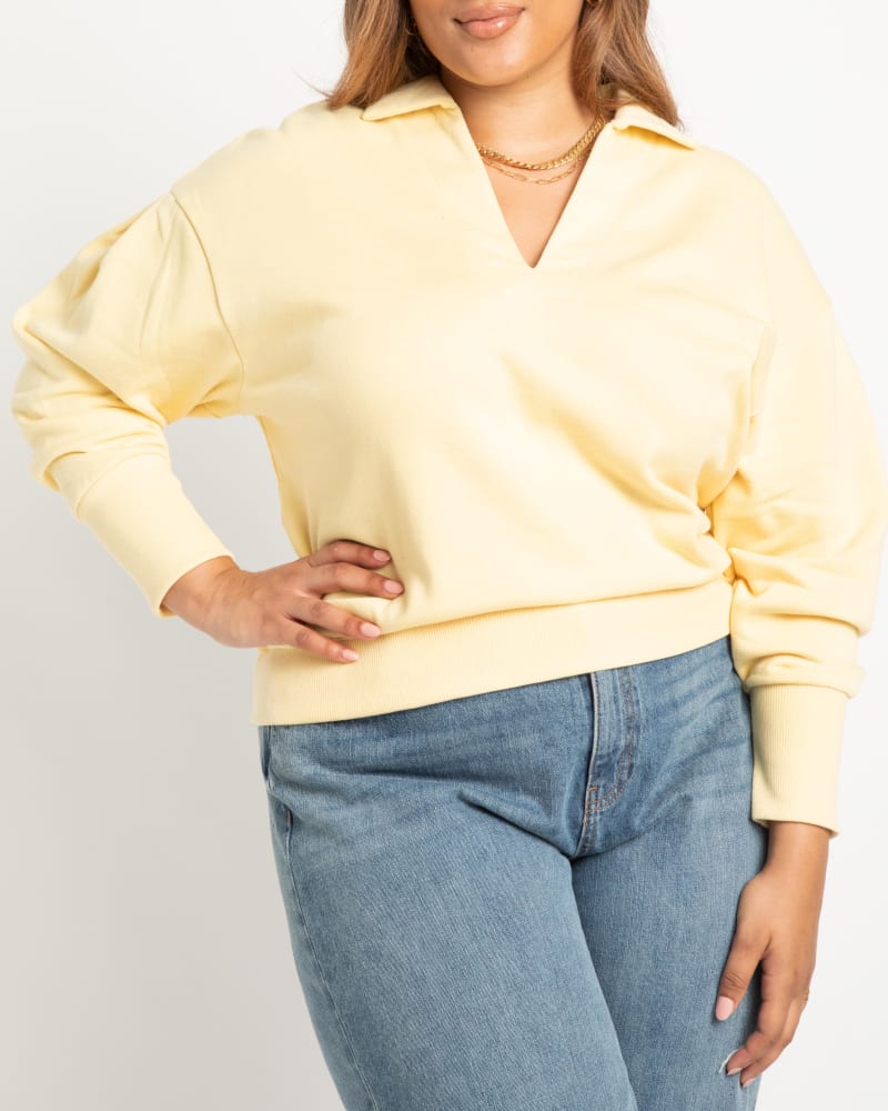 Front of a model wearing a size 14/16 Marge Puff Sleeve Sweatshirt in Sunlight by ELOQUII. | dia_product_style_image_id:236600